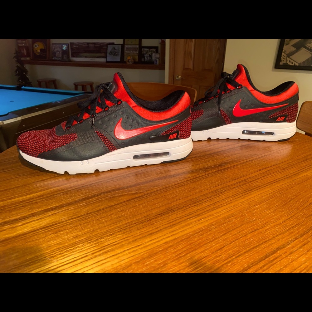 Nike red and black air max